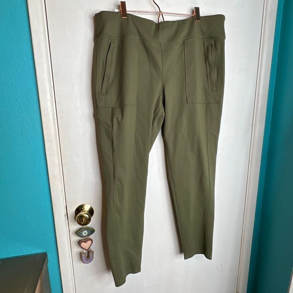 These are Ridgecut Women's Stretch Fit Natural-rise Work Leggings in olive green